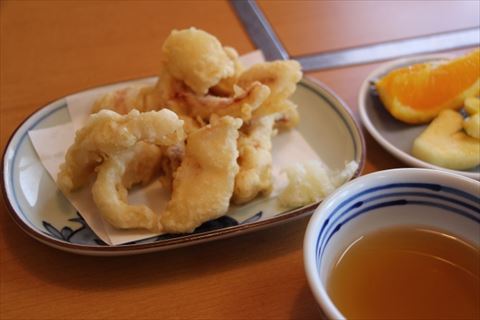 イカの天ぷらを揚げる際の油はねの対処法とは 料理のギモン たべものニュース